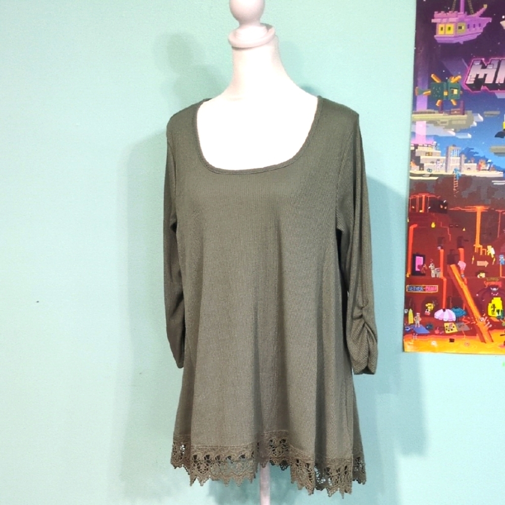 Retail $32 NWT Maurices Green 3/4 Sleeve Relaxed Tunic Embroidered Detail